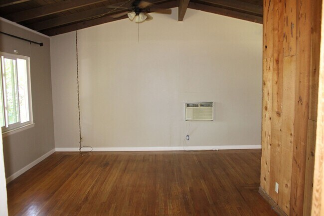 Building Photo - Charming 3 Bed 2 Bath House for lease.