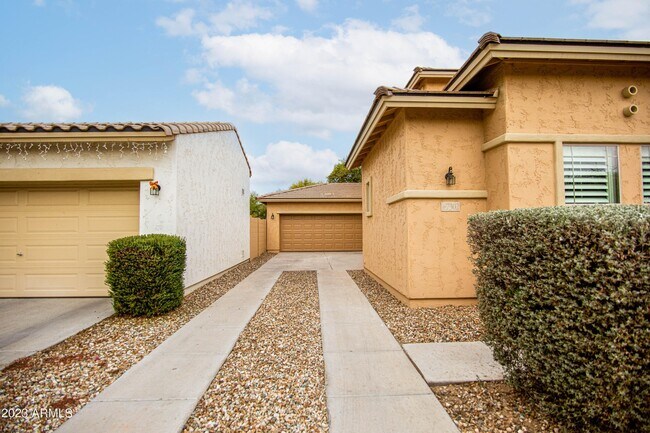 Foto del edificio - 7302 W Midway Ave