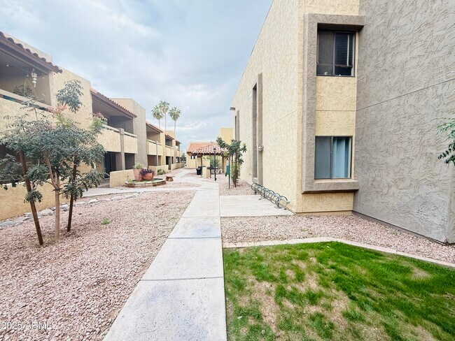 Foto del edificio - 1125 E Broadway Rd