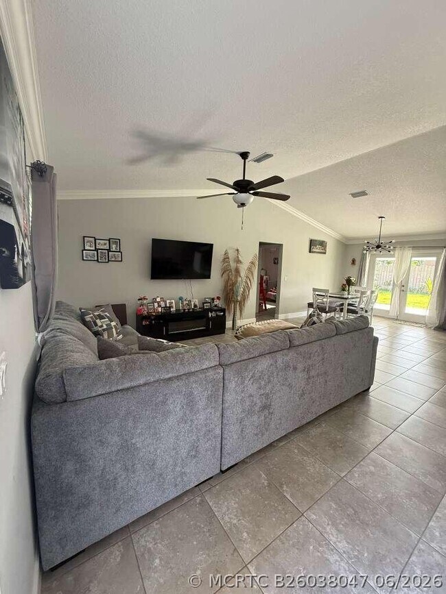 Foto del edificio - 349 NW Hibiscus St