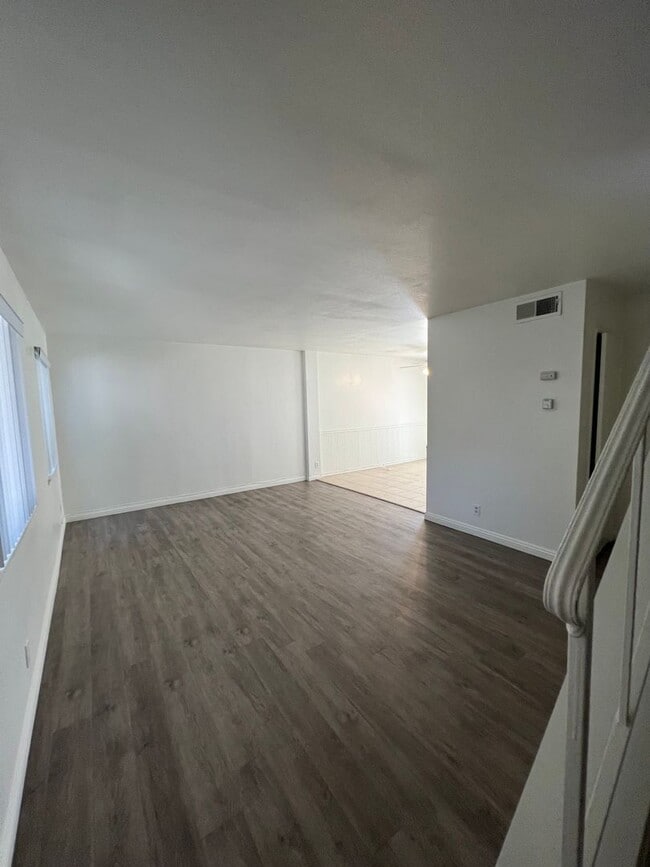 Foto del edificio - Downstairs End Unit  Townhouse- OPEN HOUSE...