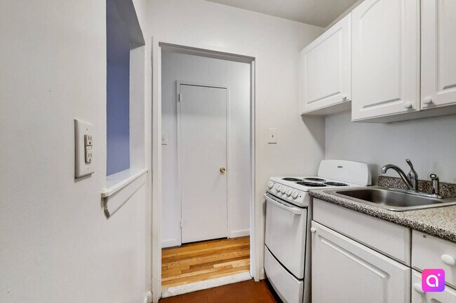Building Photo - 402 E 83rd St