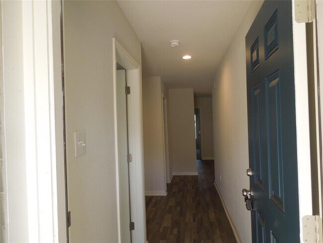 Building Photo - 266 Bluebonnet-