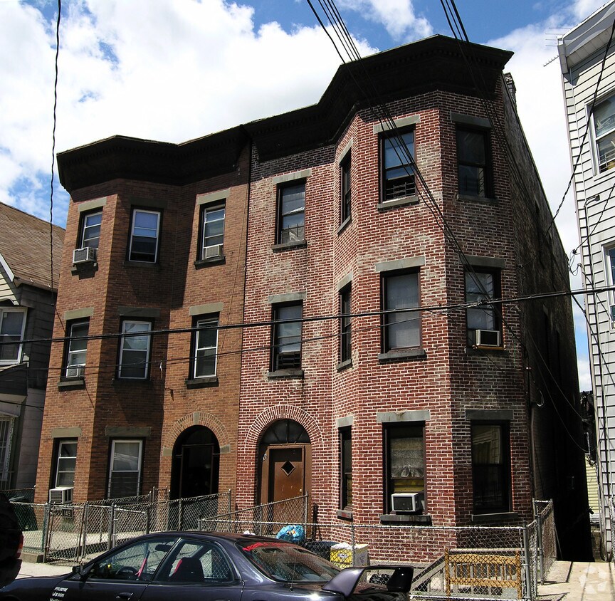 Primary Photo - 147 Linden St