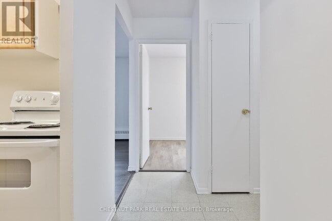 Building Photo - 888 Glen St