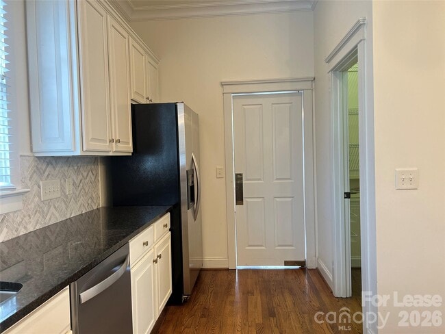 Building Photo - 711 E 9th St