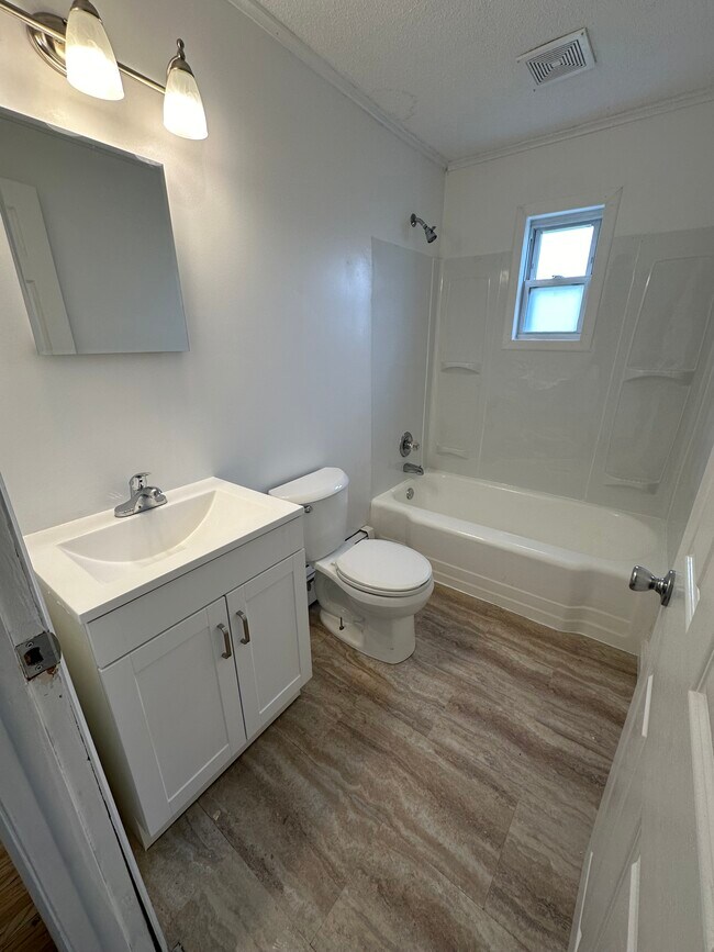 Bath - 229 Middletown Ave