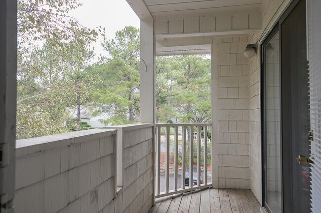 Foto del edificio - Charming Condo with Private Balcony & Stackable Washer/Dryer Near RTP and Southpoint!