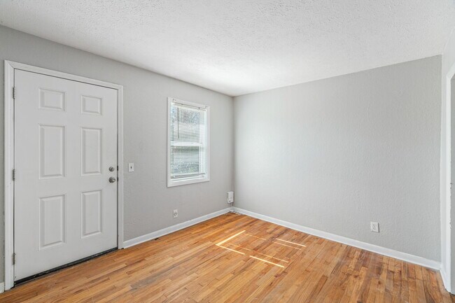Foto del edificio - 3811 Fairmont Blvd