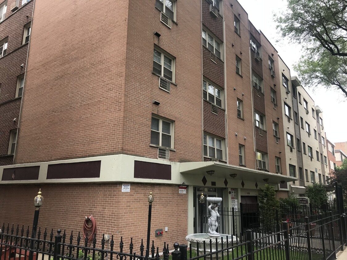 Primary Photo - 5950 N Kenmore Ave