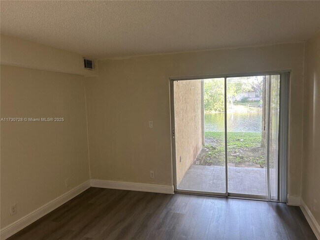 Foto del edificio - 7650 Westwood Dr
