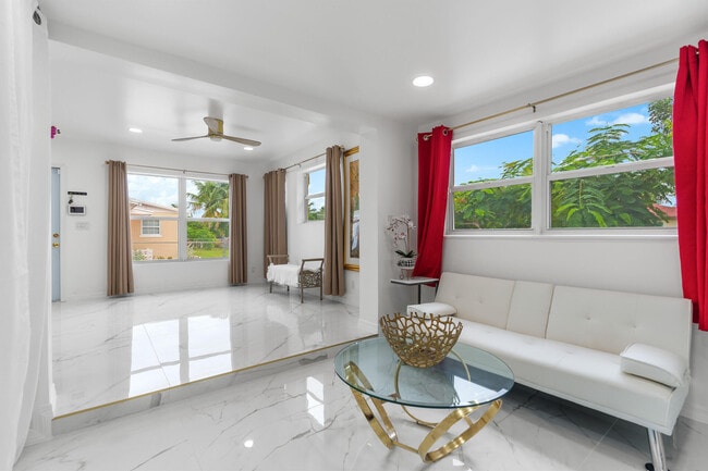 Foto del edificio - 201 NE 28th Ct