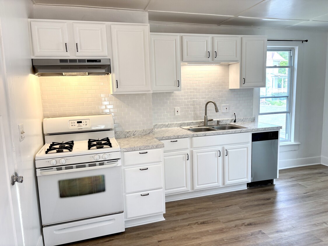 Kitchen - private side entrance - 40 Montrepose Ave