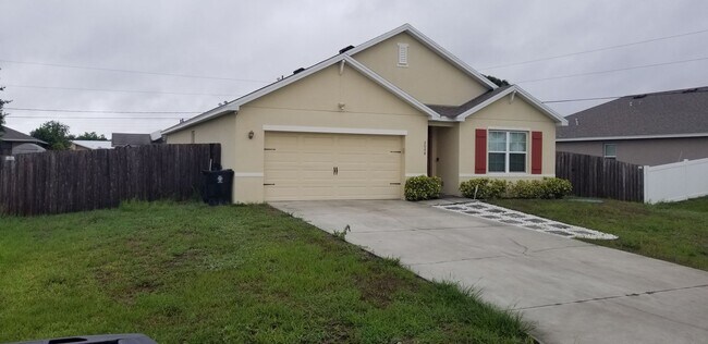 Building Photo - Newer, Spacious 4 bedroom, 2 bath, 2 car g...