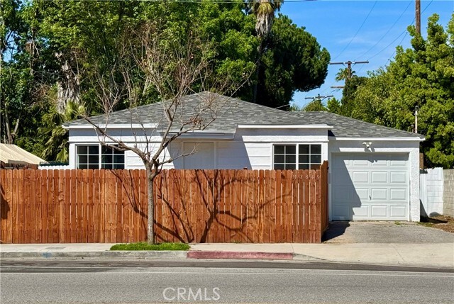 Building Photo - 13845 Moorpark St