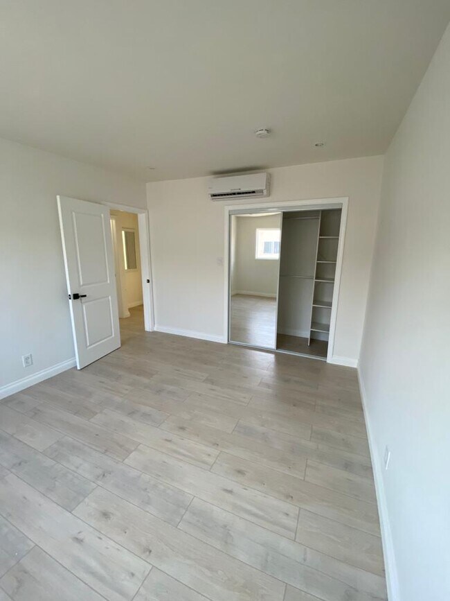 Building Photo - 333 N Oakhurst Dr
