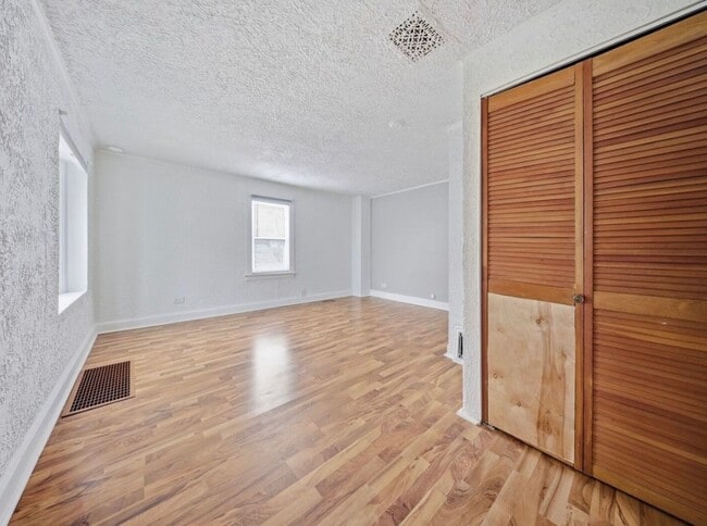 Building Photo - 604 N 8th Ave