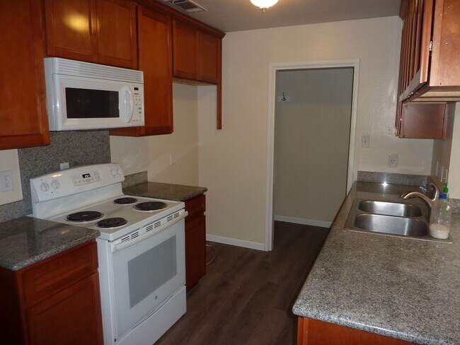 Building Photo - Centrally Located, Nicely Updated Througho...