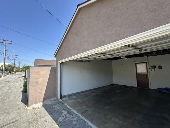 Building Photo - 2433 Maynard Dr