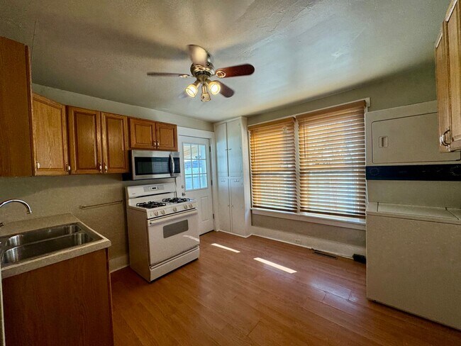 Foto del edificio - Two bedroom one bath home for rent.  Call ...