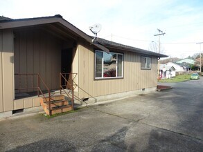 Building Photo - 463 NW Cecil Ave