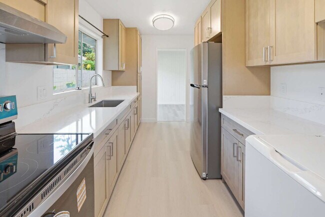 Foto del edificio - Freshly Renovated 3BR/2BA Home with 2-Car Carport