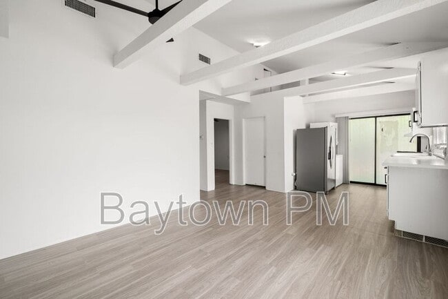 Building Photo - 402 S Oregon Ave