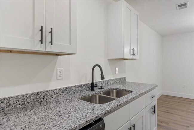 Building Photo - Arlington Townes - Beautiful 3 Bed 2 Bath ...