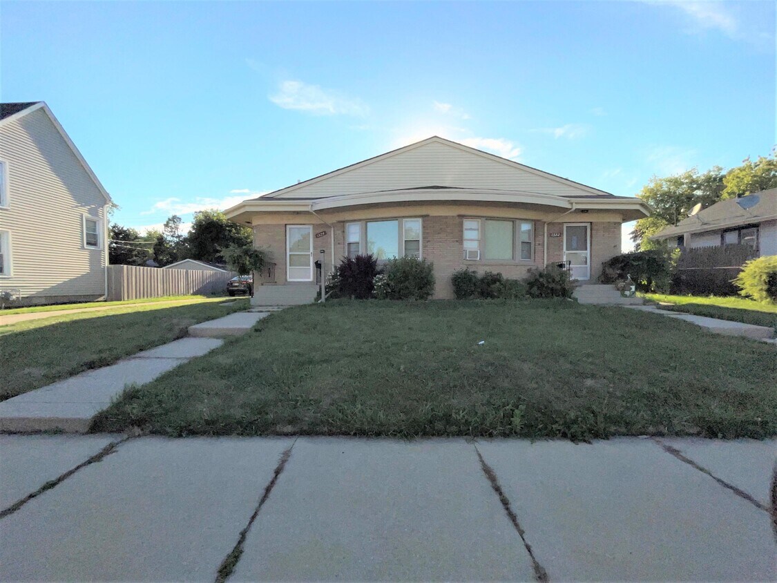 1322 Lathrop Ave, Racine, WI 53405 Townhome Rentals in Racine WI