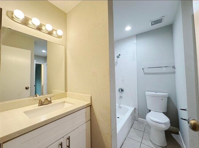 Foto del edificio - 8717 Victorian Village Dr