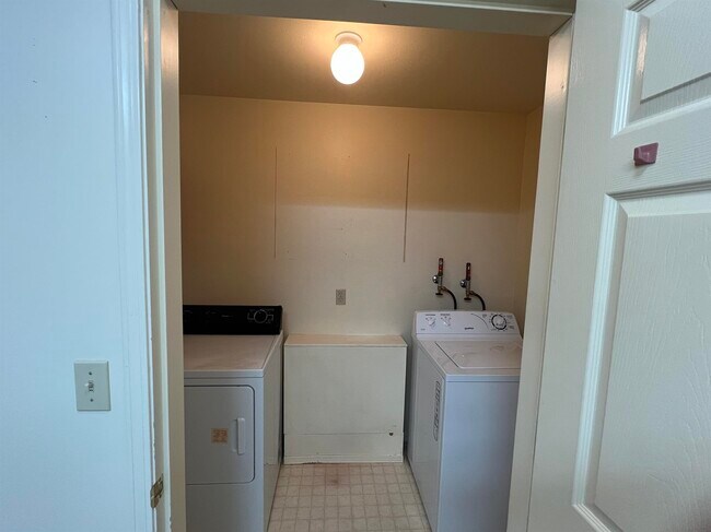 Building Photo - 2 Bed 1 Bath Unit in Olds, AB