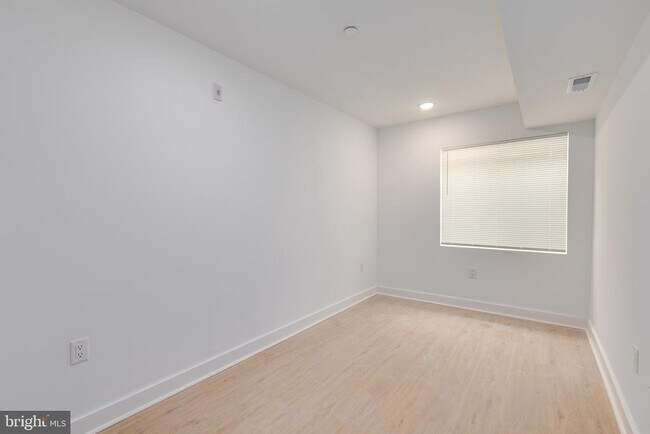 Foto del edificio - 4153 Mantua Ave