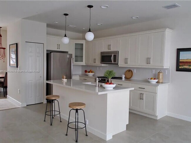 Foto del edificio - 6055 NW 104th Ct
