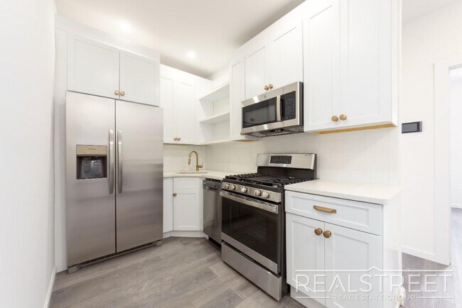 Foto del edificio - Spacious 2 BED Floor Thru in Bushwick!