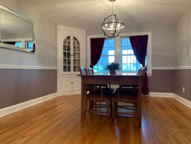 Building Photo - Single-Family Glastonbury Colonial