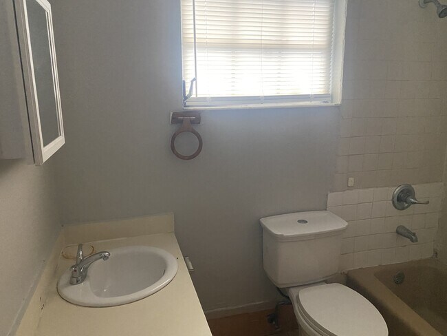 Building Photo - 2416 NW 22nd Ct