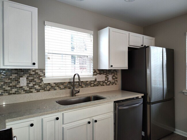 Foto del edificio - Two story, 3 Bedroom, 2.5 Bath End Unit Townhome located in the Hanover Community in SC!