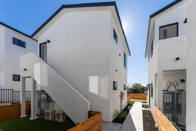 Building Photo - 4611-4611 Almayo Ave