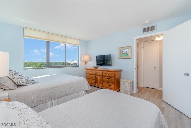 Foto del edificio - 2810 Estero Blvd