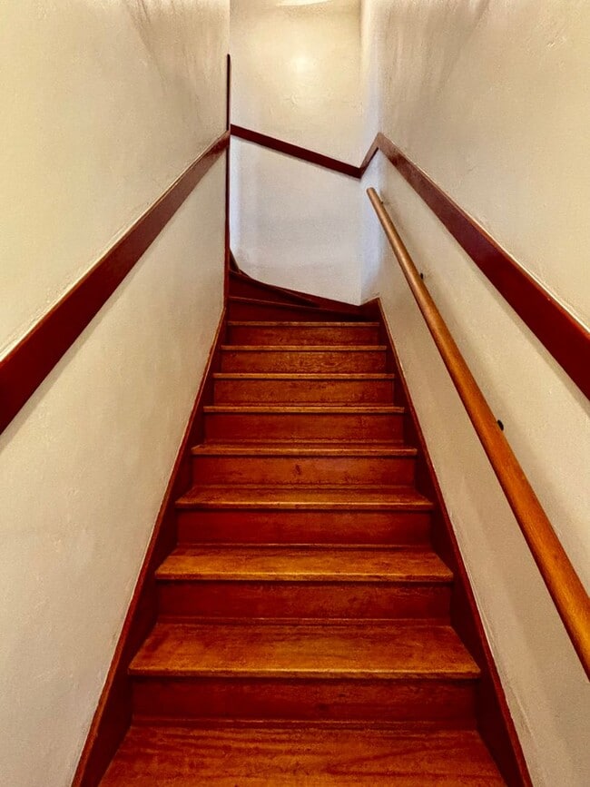 Building Photo - Large 1 bedroom 1 bath located in Golden Hill