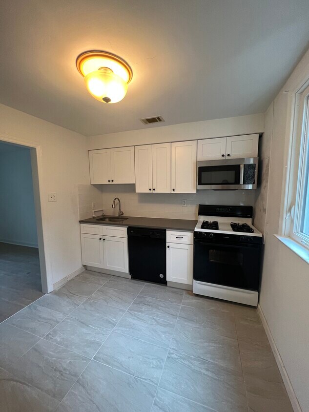 Foto principal - 845 Delmont Dr