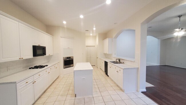 Foto del edificio - Spacious 5-Bedroom, 4-Bath Home in Richard...