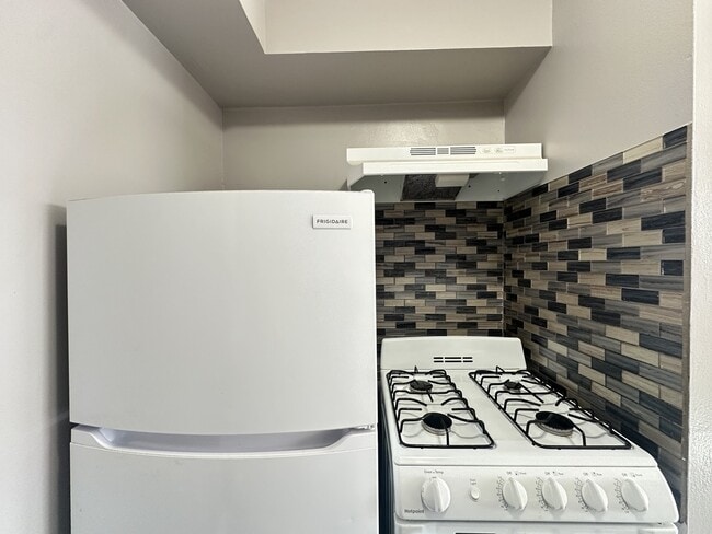 Building Photo - 9610 Ivanhoe Ave