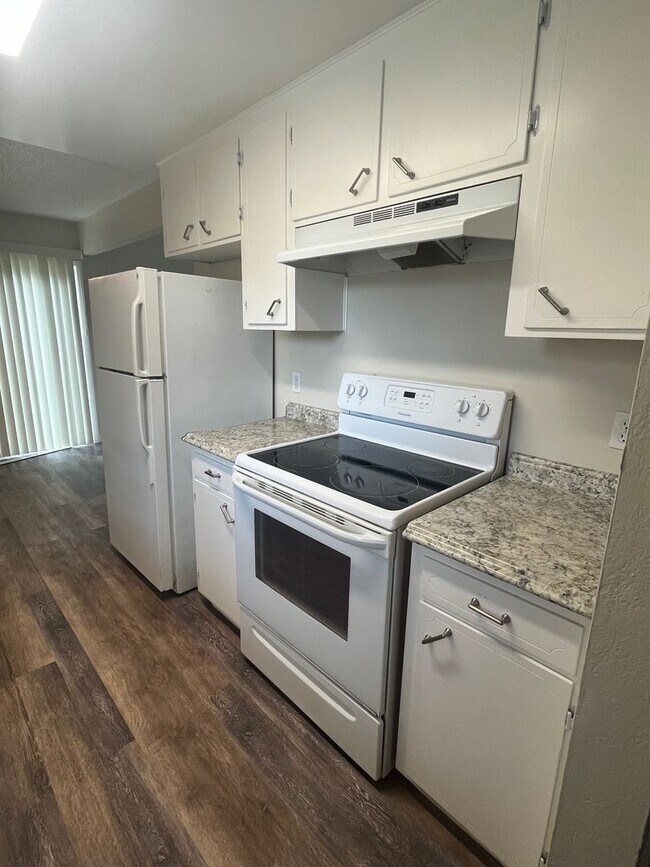 Building Photo - Single Level 3 bedroom 2 bathroom Home loc...