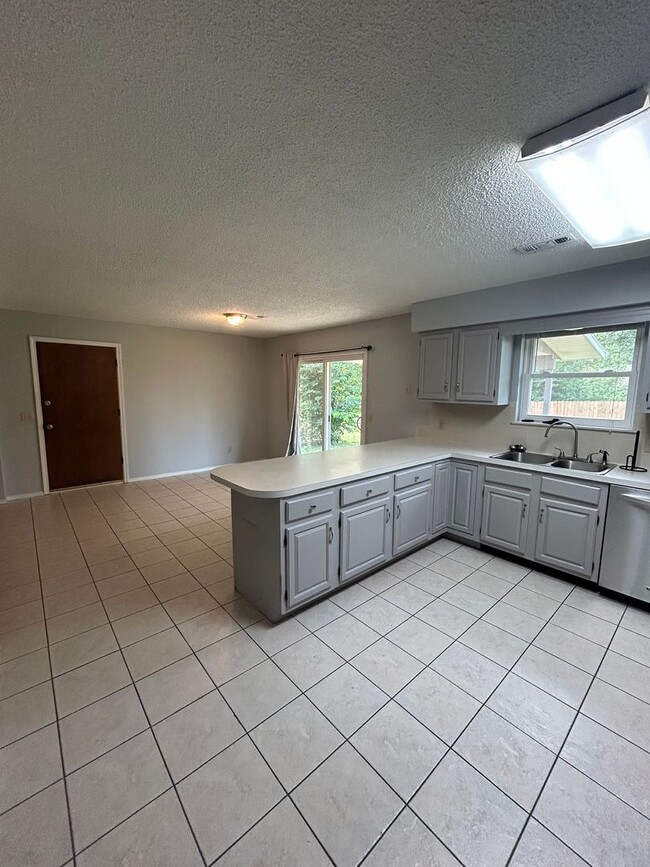 Building Photo - Spacious 3 Bed, 2 Bath Home in the Heart o...