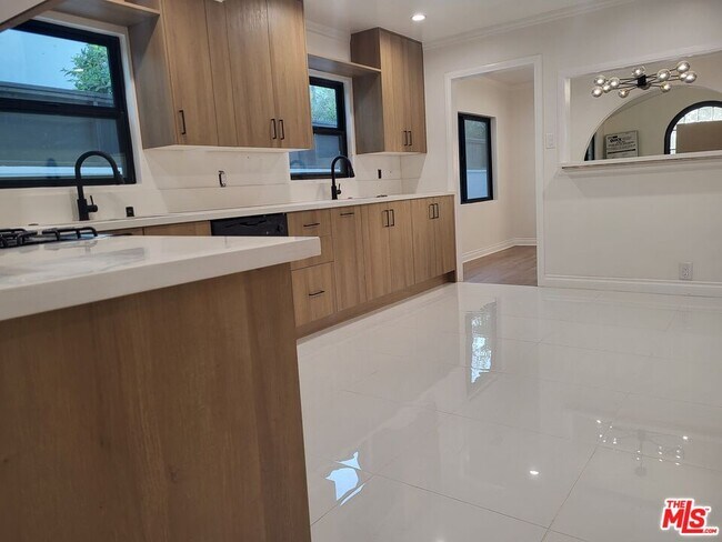 Foto del edificio - 620 N Poinsettia Pl