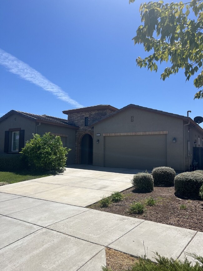 Foto del edificio - Stunning 4-Bed Lake View Home with Hardwood Floors