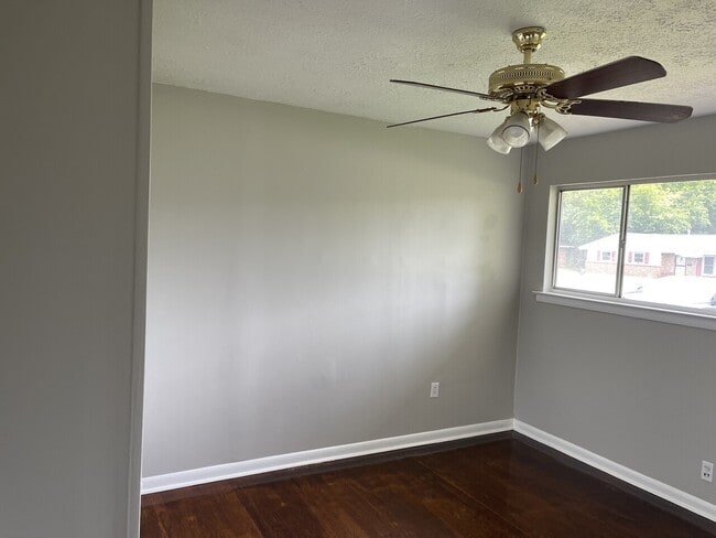 Building Photo - 4625 Sunshine Dr
