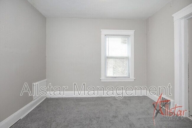 Building Photo - 800 E 95 St