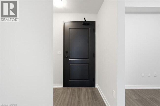 Building Photo - 870 Queenston Rd